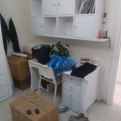 חדר מגורים בתהליך אריזה והובלה עם ארגזי קרטון