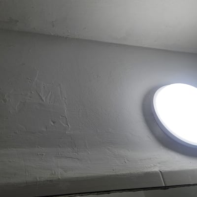 מנורה עגולה מותקנת על קיר