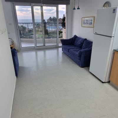 מטבח עם ארונות עץ, מקרר ומיקרוגל