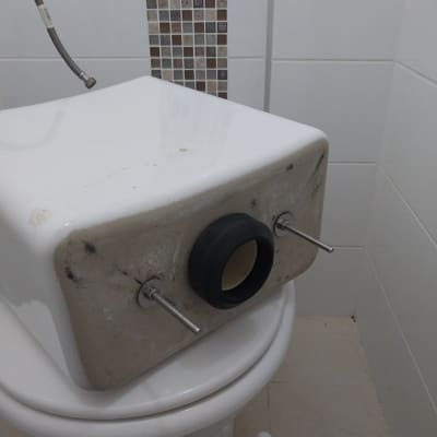 מיכל הדחה עם צינור גמיש וברגים