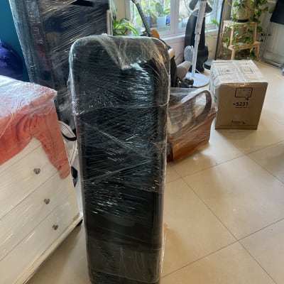 חפצים עטופים בניילון מוכנים להובלה