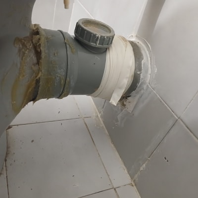 חיבור צינור עם איטום בחדר אמבטיה