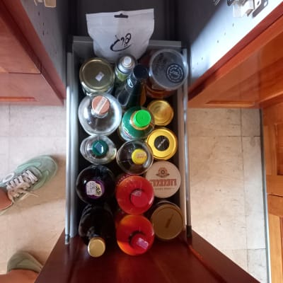 מגירת מטבח עם בקבוקים וצנצנות מסודרים