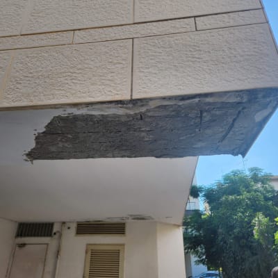 תקרת בטון עם קילוף צבע בחוץ