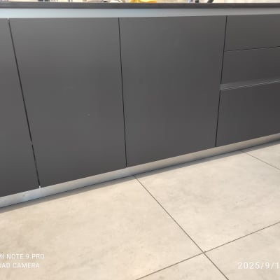 ארונות מטבח אפורים על רצפת אריחים