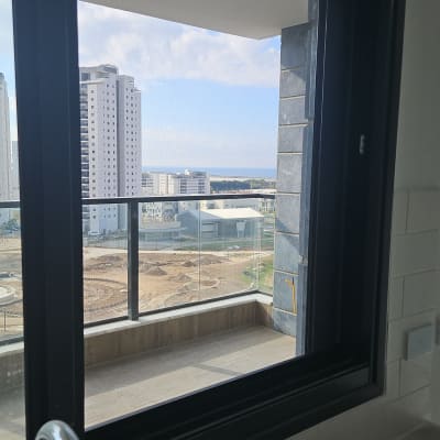 חלון אלומיניום עם נוף לבניינים