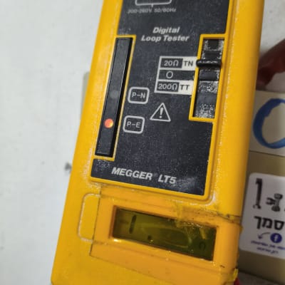 בודק לולאה דיגיטלי צהוב עם תצוגה