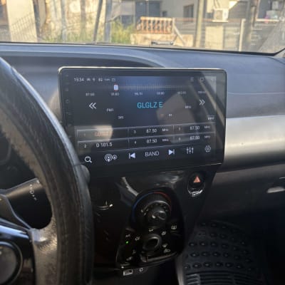 מערכת רדיו ברכב עם תצוגת תחנות