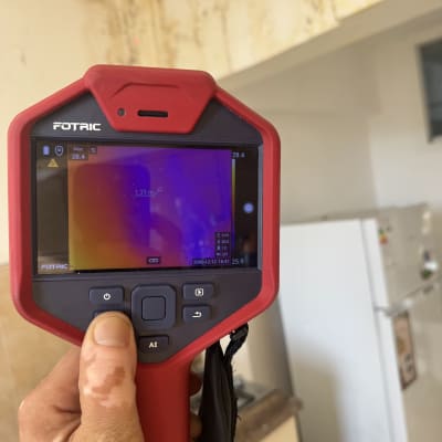 מד חום אינפרא אדום משמש לבדיקה בתחום איתור נזילות