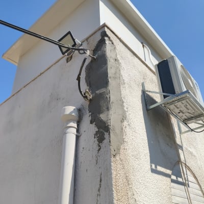 תיקון קיר חיצוני עם טיח ליד מזגן