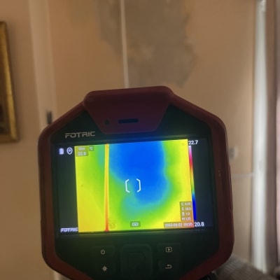 מצלמה תרמית מציגה תמונה של קיר עם אזור לחות