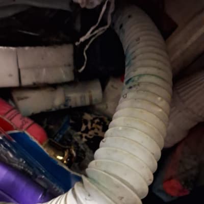 צינור גמיש לבן עם חיבורים מתחת לכיור