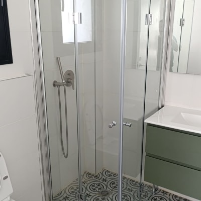 מקלחון זכוכית עם ראש מקלחת ותא שירותים