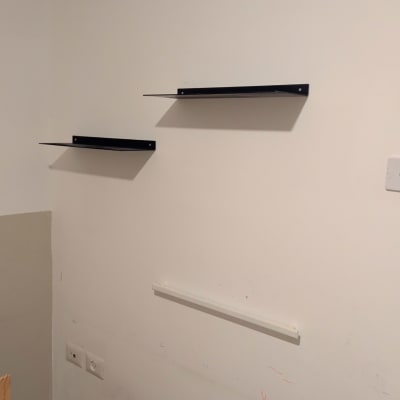 מדפים מותקנים על קיר לבן