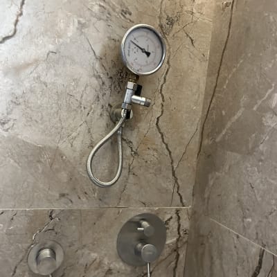 מד לחץ מים על קיר שיש בחדר אמבטיה