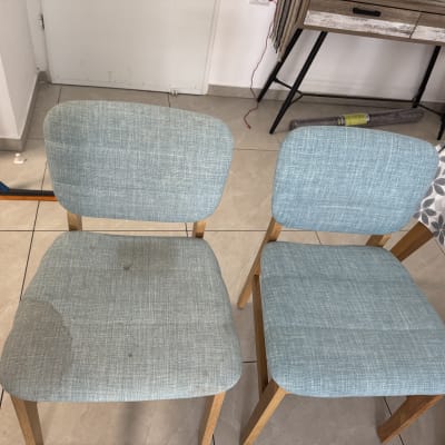 שני כיסאות עם כתמים לפני ניקוי