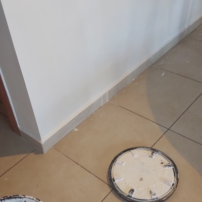 דלי צבע פתוח ומכסה על הרצפה