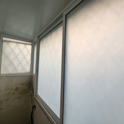 חלונות אלומיניום עם זכוכית חלבית במרפסת