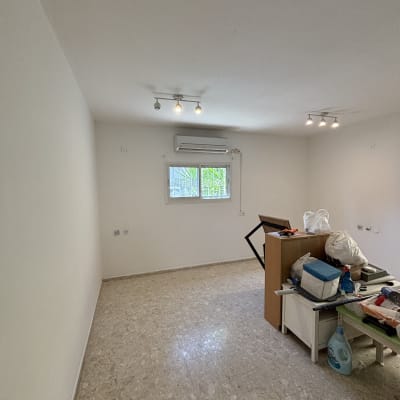 חדר ריק עם קירות צבועים וכלי עבודה על שולחן