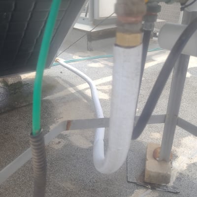 צינורות מחוברים לדוד שמש על גג