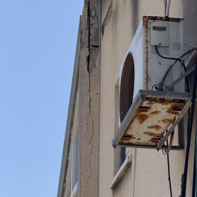 מזגן מותקן על קיר חיצוני עם סדקים