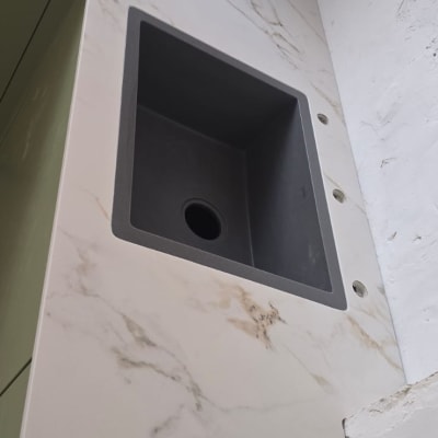 כיור מותקן על משטח שיש במטבח