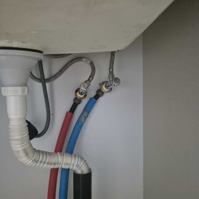 צינורות מים מתחת לכיור עם חיבורים