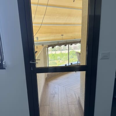 דלת זכוכית עם מנעול נראית מבחוץ