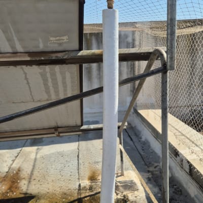 מערכת דוד שמש על גג עם צינור ומחברים