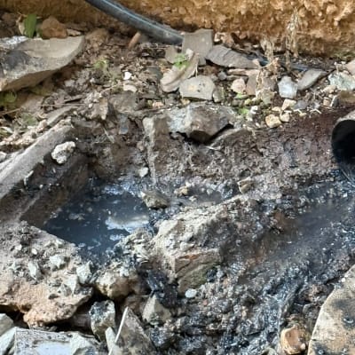 עבודות חפירה ותיקון צנרת ביוב בחצר בית