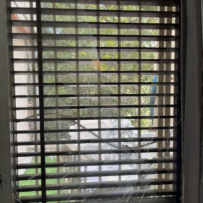 זכוכית חלון שבורה עם סדקים רבים