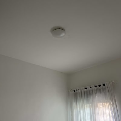 מנורת תקרה עגולה מותקנת על תקרה לבנה