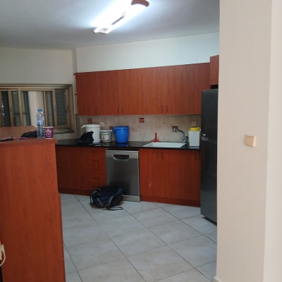 מטבח עם ארונות עץ ודלי כחול