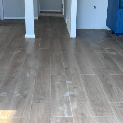 רצפת עץ חדשה במסדרון עם קירות צבועים