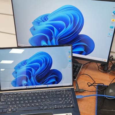 מחשב נייד ומסך חיצוני עם רקע כחול