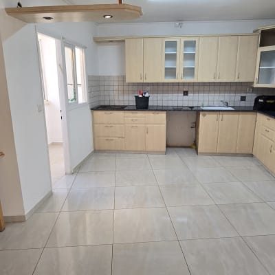 מטבח נקי עם כיסאות על שולחן