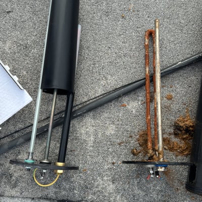 חלקי דוד שמש ישנים וחדשים על גג