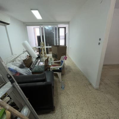 חדר עם ציוד שיפוצים וארגזים