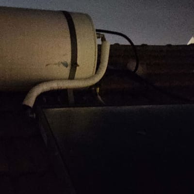 דוד שמש על גג עם צינורות מחוברים