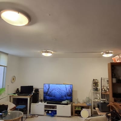 תאורה ותקרה עם מזגן בחדר מגורים