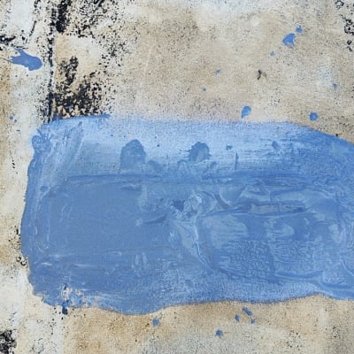 אזור אטום בצבע כחול על משטח בטון