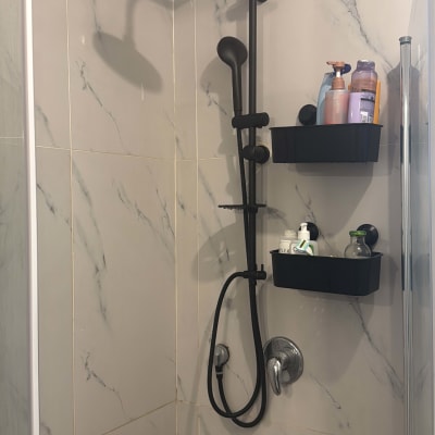 ראש מקלחת שחור עם מדפים למוצרי רחצה
