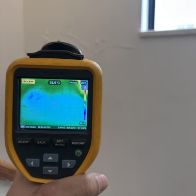 מד חום תרמי מציג טמפרטורה על קיר פנימי