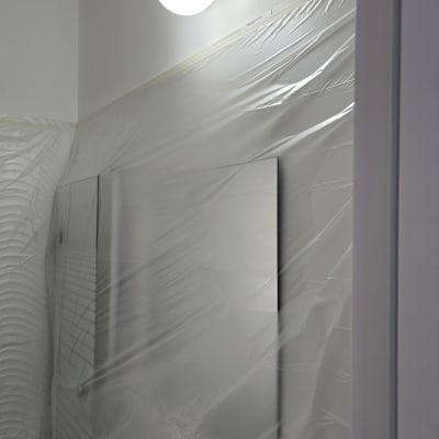 ניילון מכסה קיר עם מנורה, הכנה לצביעה