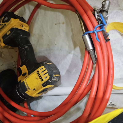 כלי עבודה וצינור אדום בתחום האינסטלציה