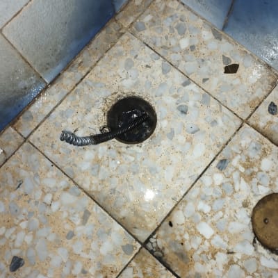 ניקוז רצפה עם כלי עבודה לניקוי צנרת