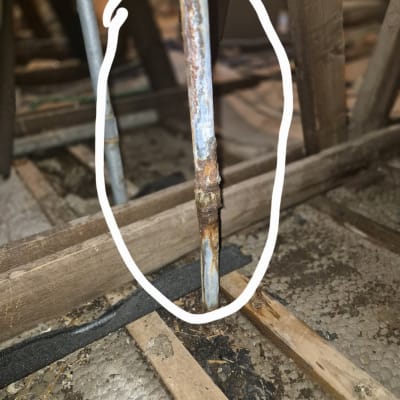 צינור חלוד עם סימני שחיקה על רצפה