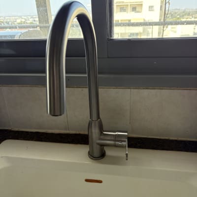 ברז נירוסטה מותקן בכיור מטבח