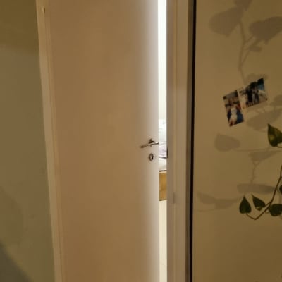 דלת פתוחה עם אור בחדר פנימי