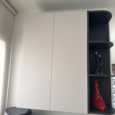 ארון מטבח עם מדפים ופסל אדום